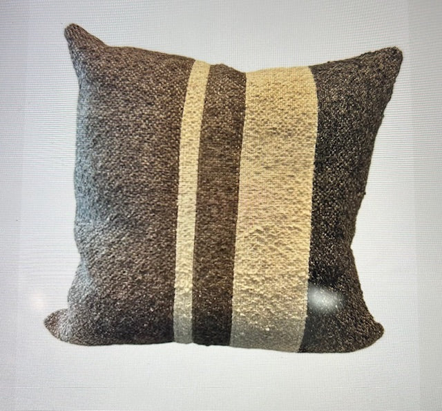 V Debbs Boucle/Natural Pillow 22x22